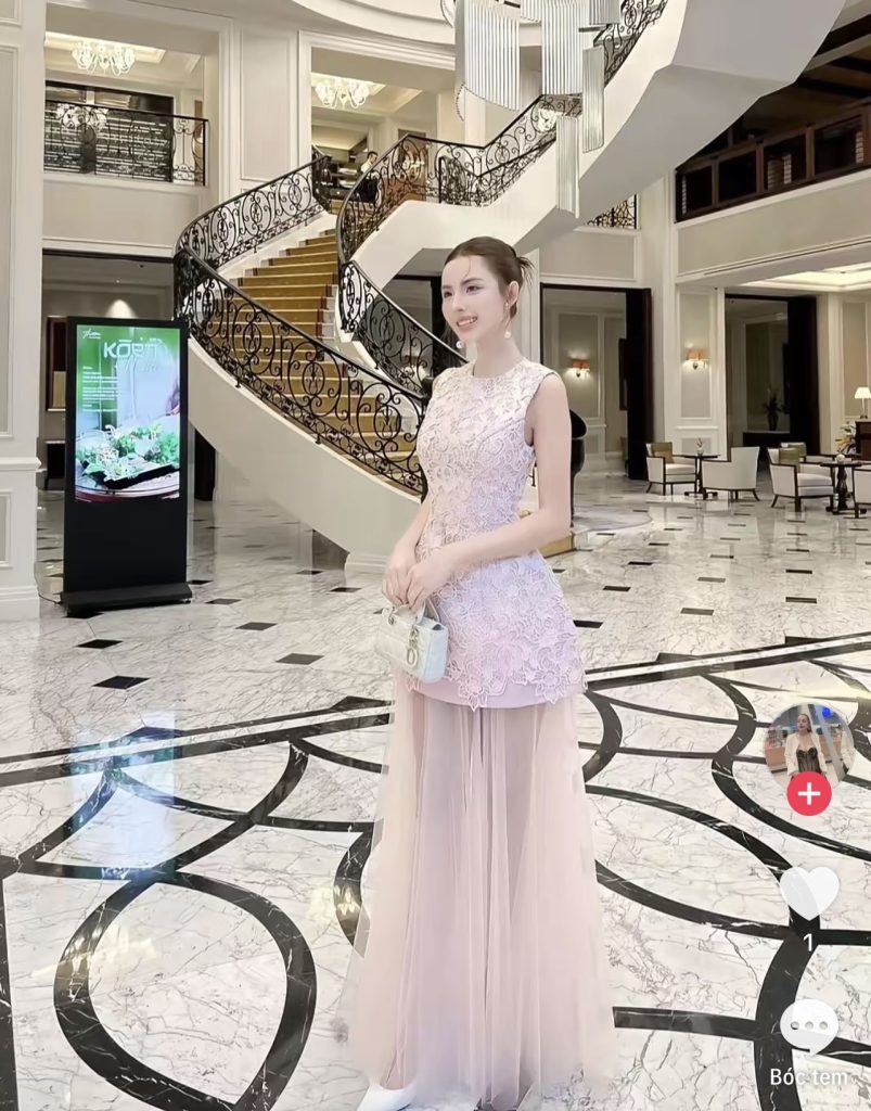 Pass đầm dài ren hoa màu hồng Trân Ali