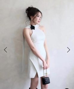 Pass váy ngắn Trio Ji trắng cổ lọ
