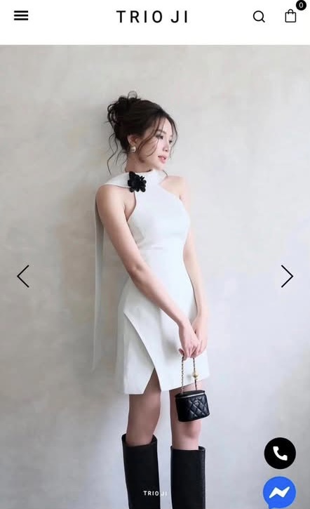 Pass váy ngắn Trio Ji trắng cổ lọ