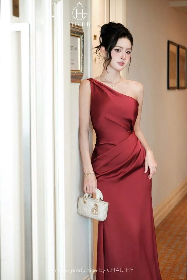 Pass đầm đỏ trễ vai dáng dài Châu Hy – size S