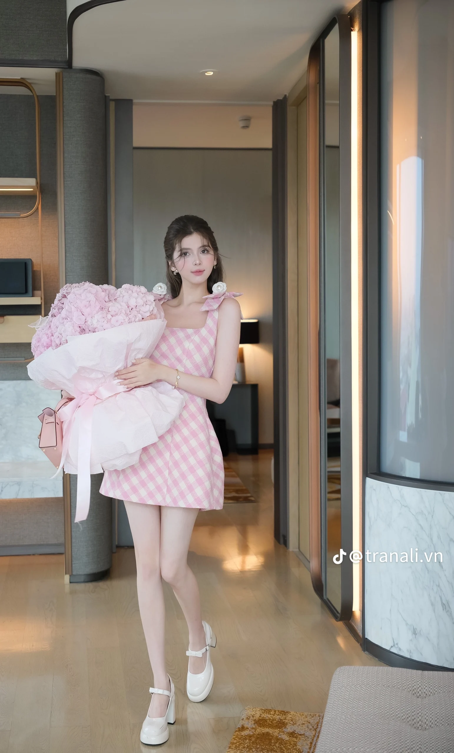 Pass đầm dạ hồng caro Trân Ali