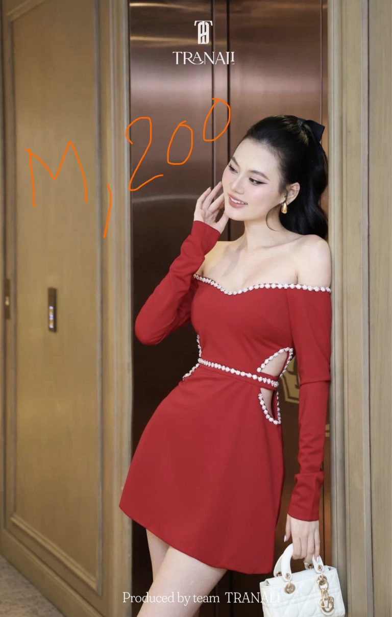 Váy đỏ đính kim cương